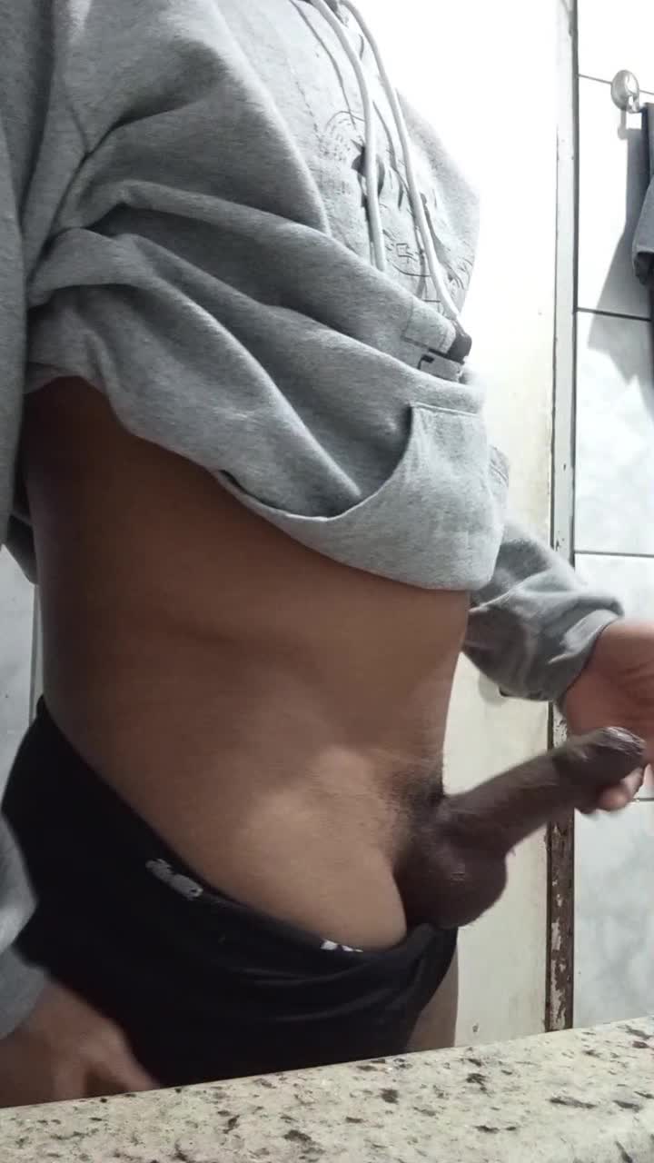 Masturbação, exibicionismo e bunda em cena quente