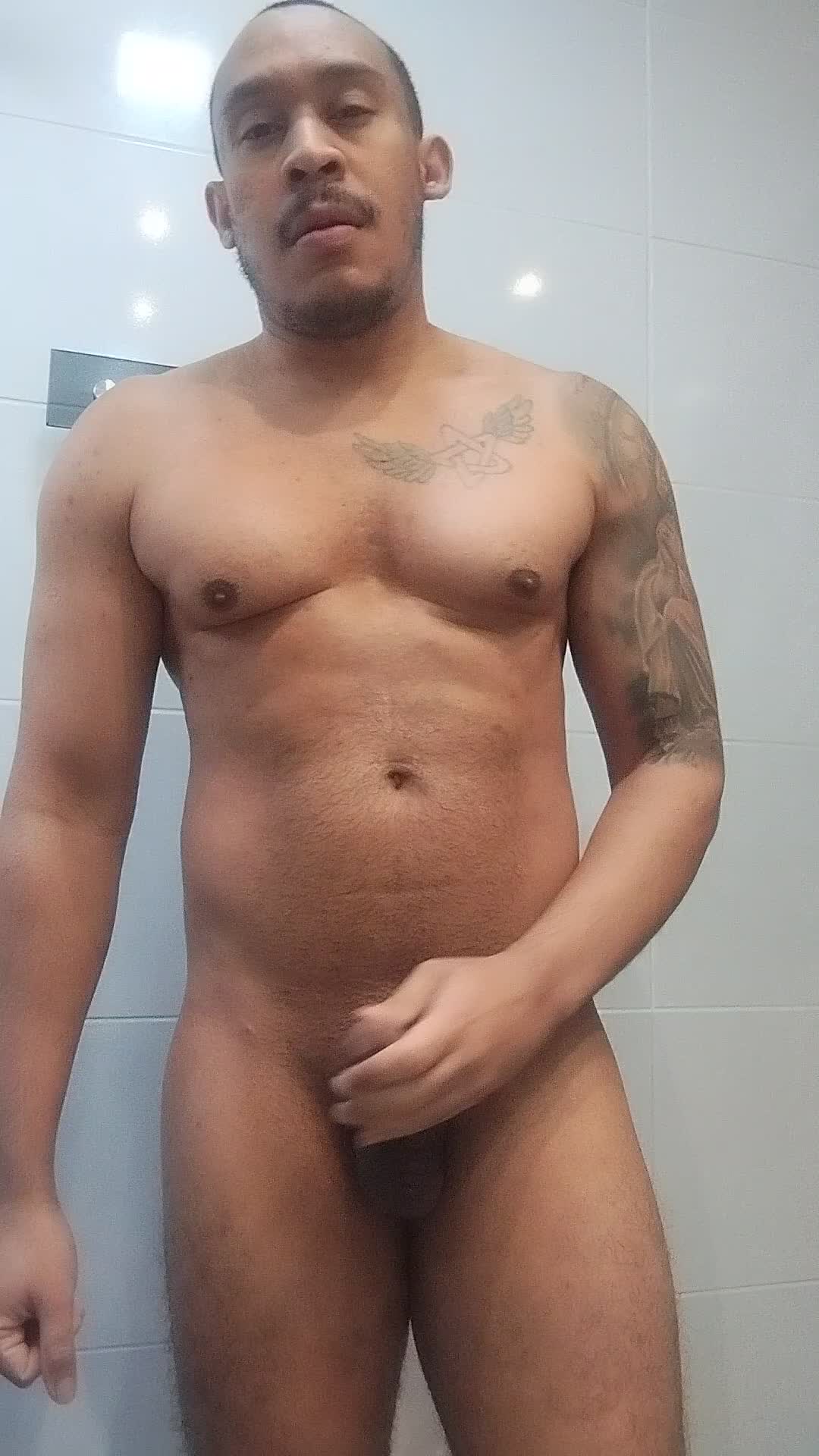 Homem exibindo nudez completa e masturbação