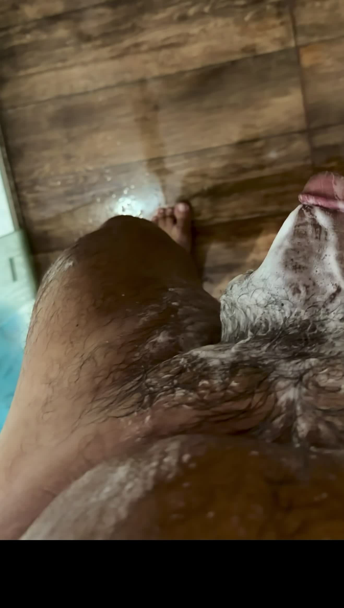 Banho sensual com espuma e ereção
