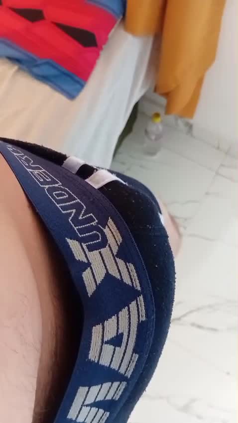 Exibicionismo sensual de homem sedutor