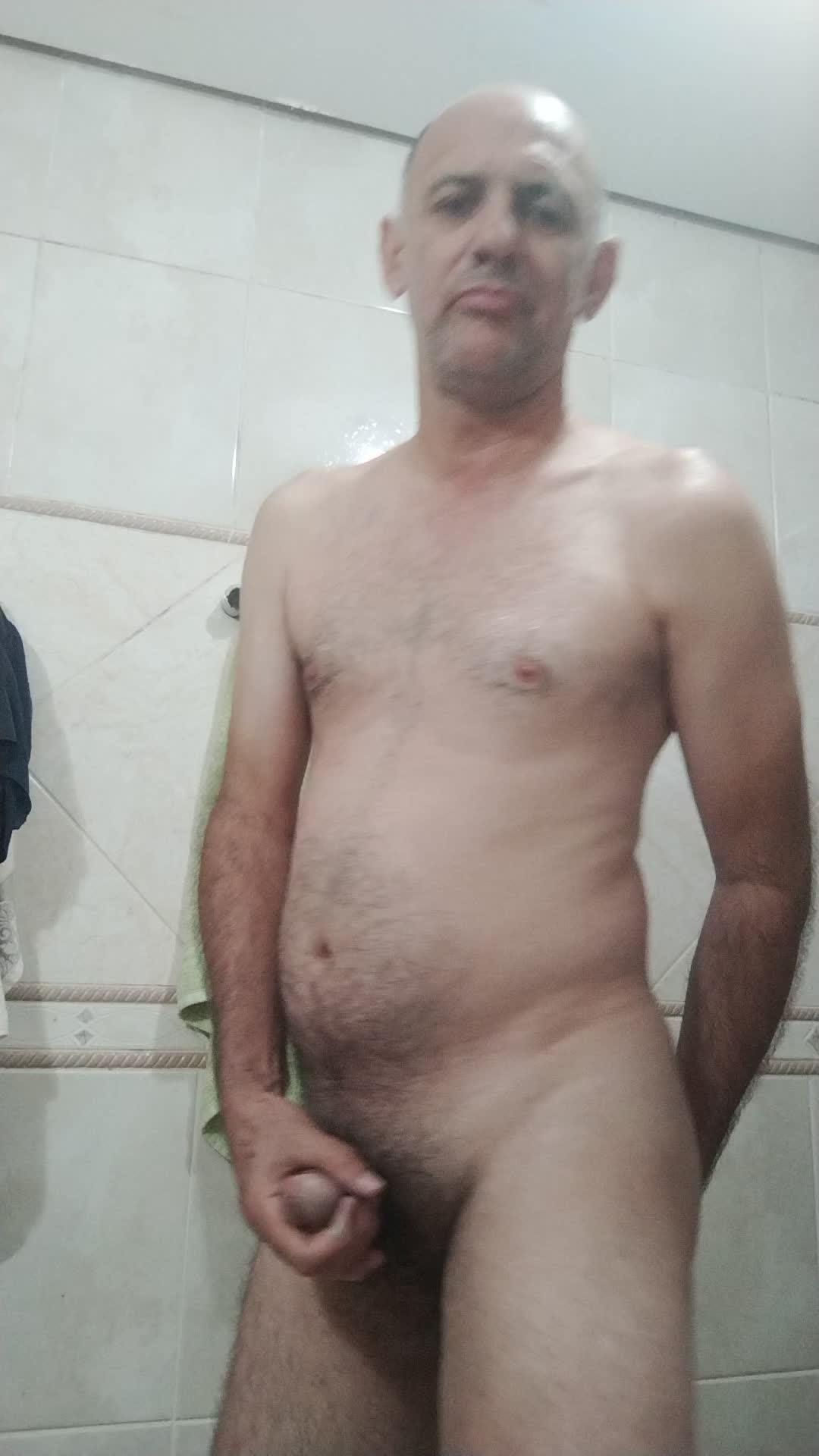 Homem sarado exibindo masturbação solo e exibicionismo