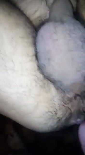 Masturbação e sexo oral - pau saindo da sunga