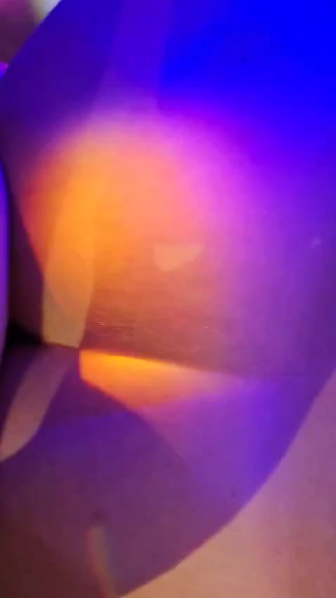 Cena sensual com voyeurismo, luzes coloridas e corpos em movimento