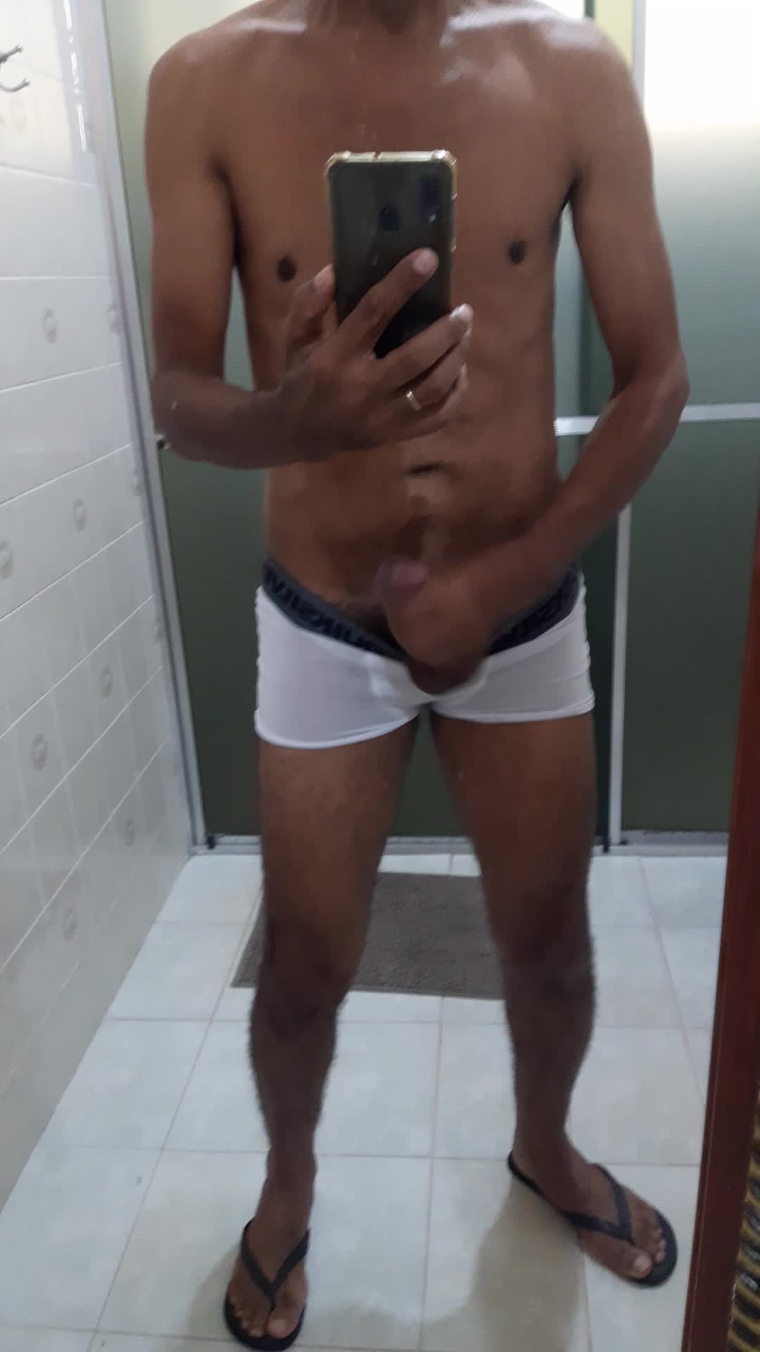 Masturbação, cueca e pênis no espelho