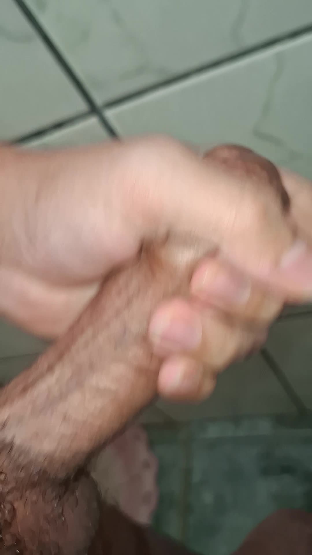 Masturbação intensa com foco em mão