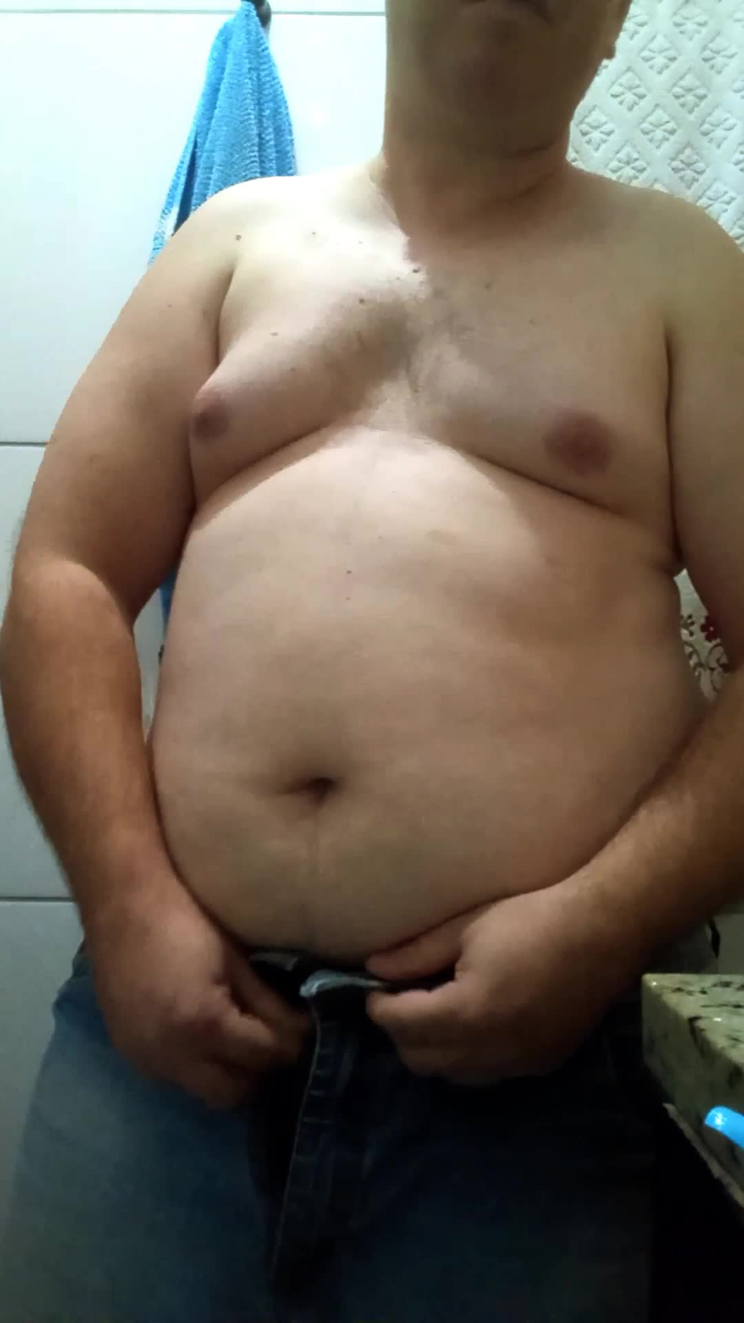 Masturbação e voyeurismo em close sensual