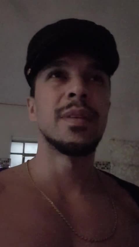 Provocação e exibicionismo sob luz vermelha