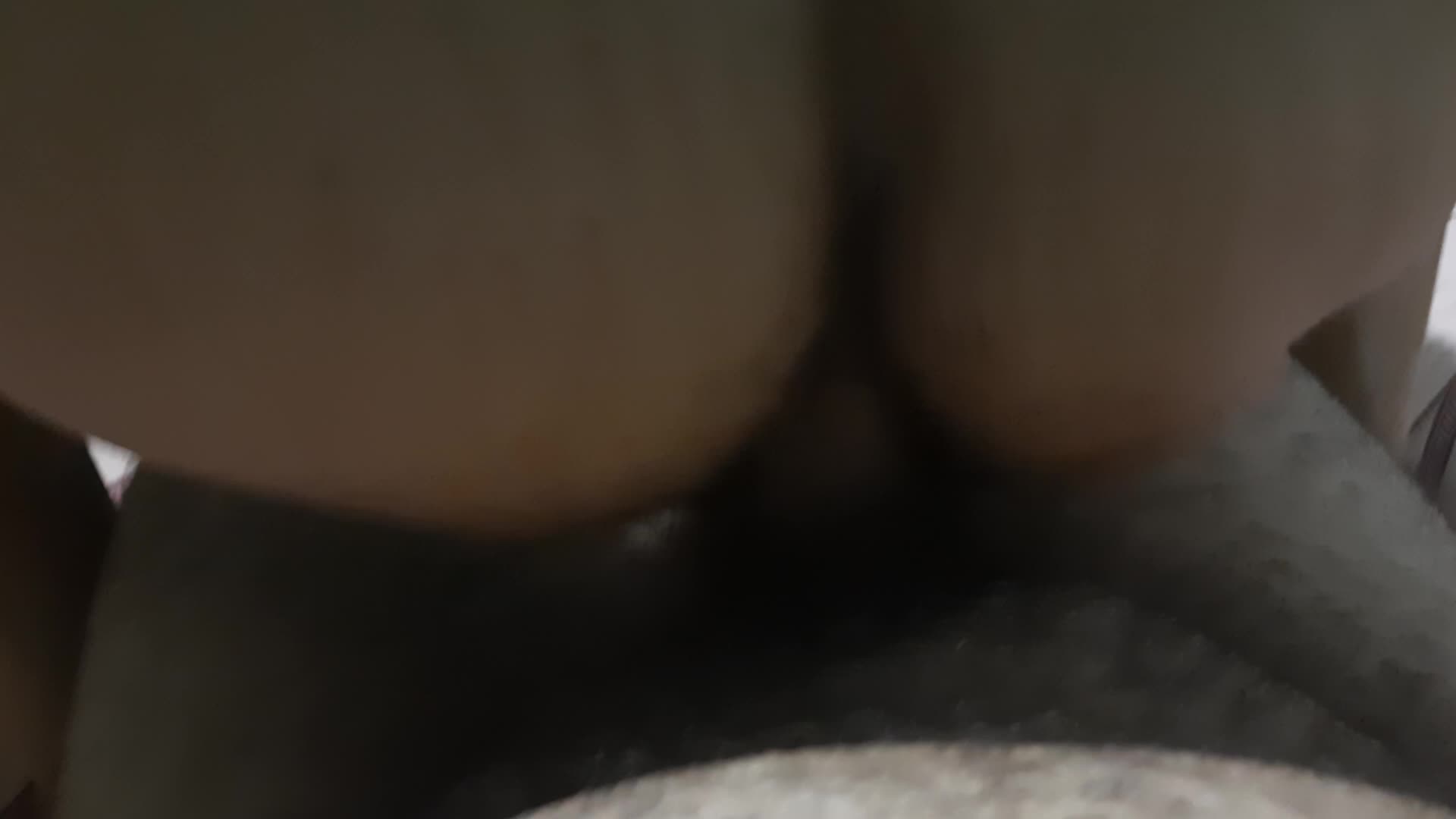 Cavalgada, orgasmo e gemidos em cena quente