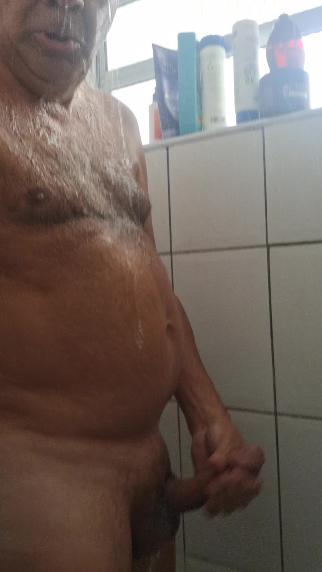 Banho sensual com corpo maduro e gostoso