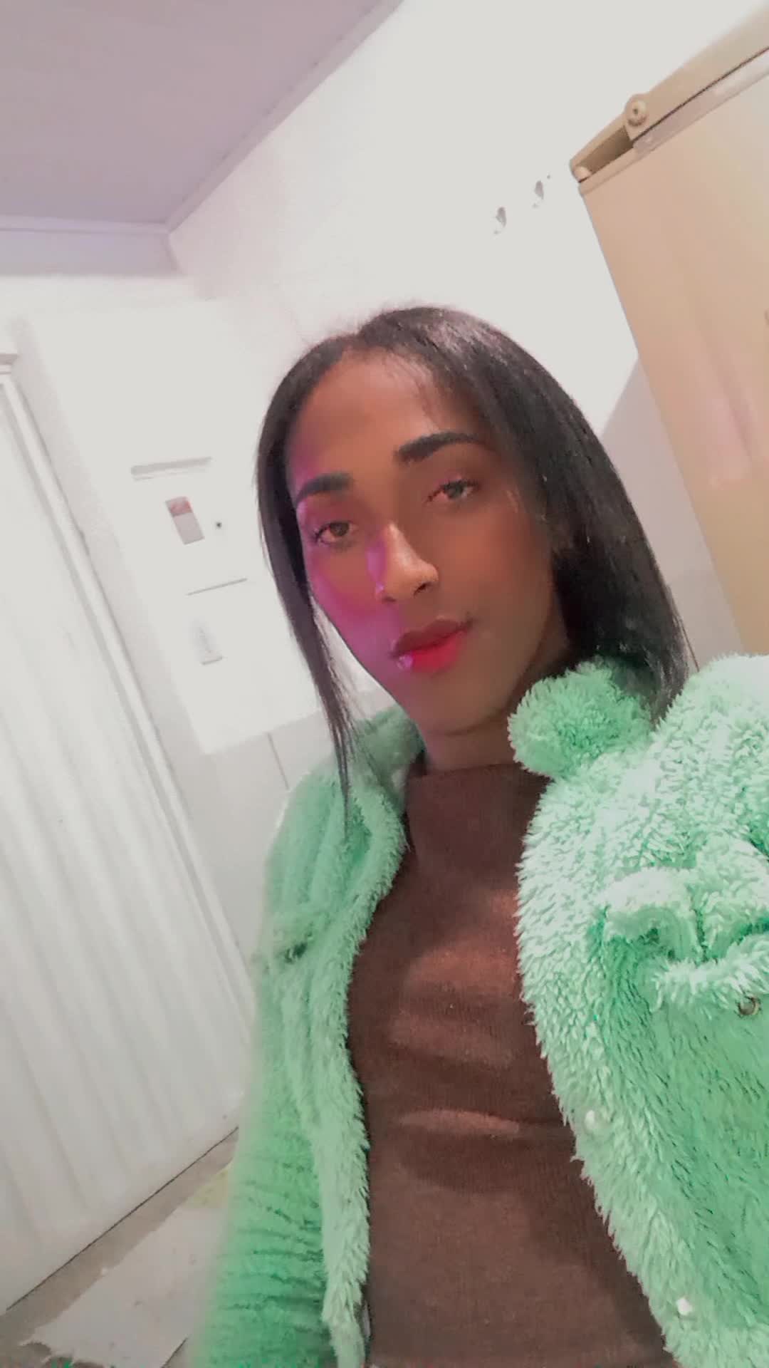 Mulher trans sensual com jaqueta verde-menta