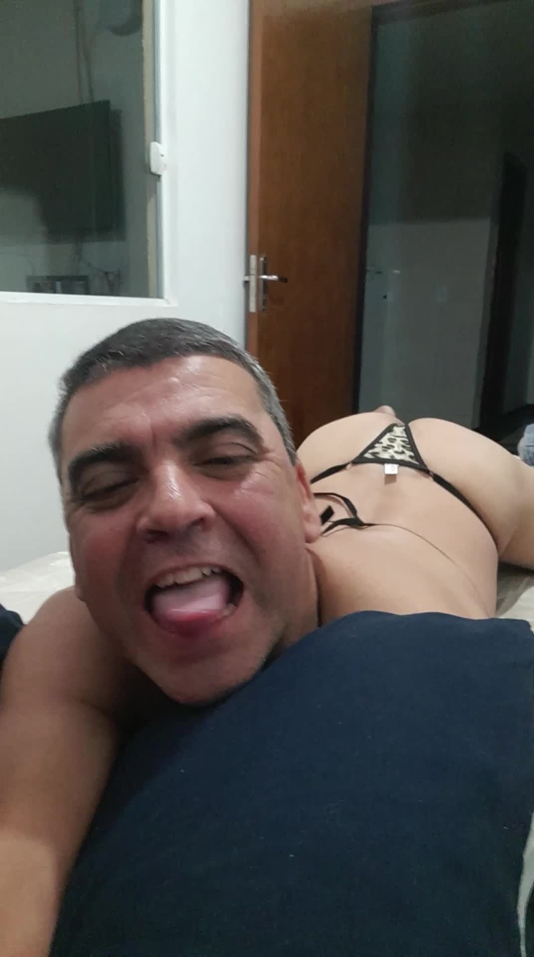 Homem sensual em lingerie provocante, fetiches lingerie e voyeurismo