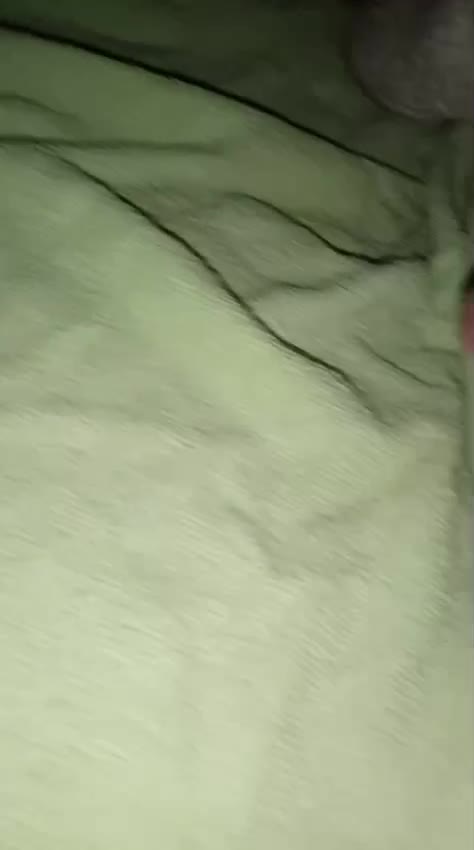 Masturbação sensual e erótica com close no pênis ereto e lubrificado