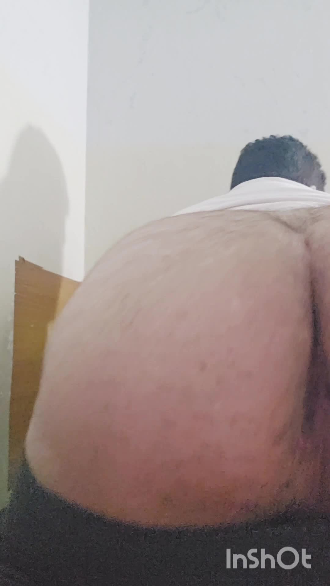 Homem com bunda empinada exibindo sensualidade