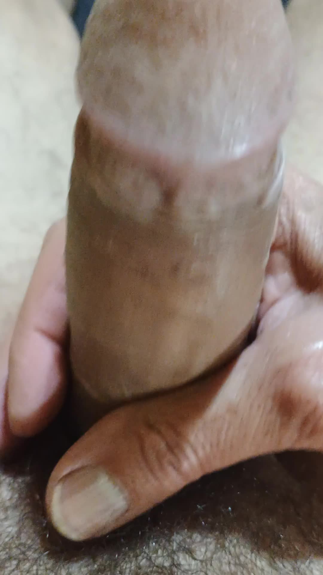 Masturbação com anel peniano, prazer intenso e close sensual