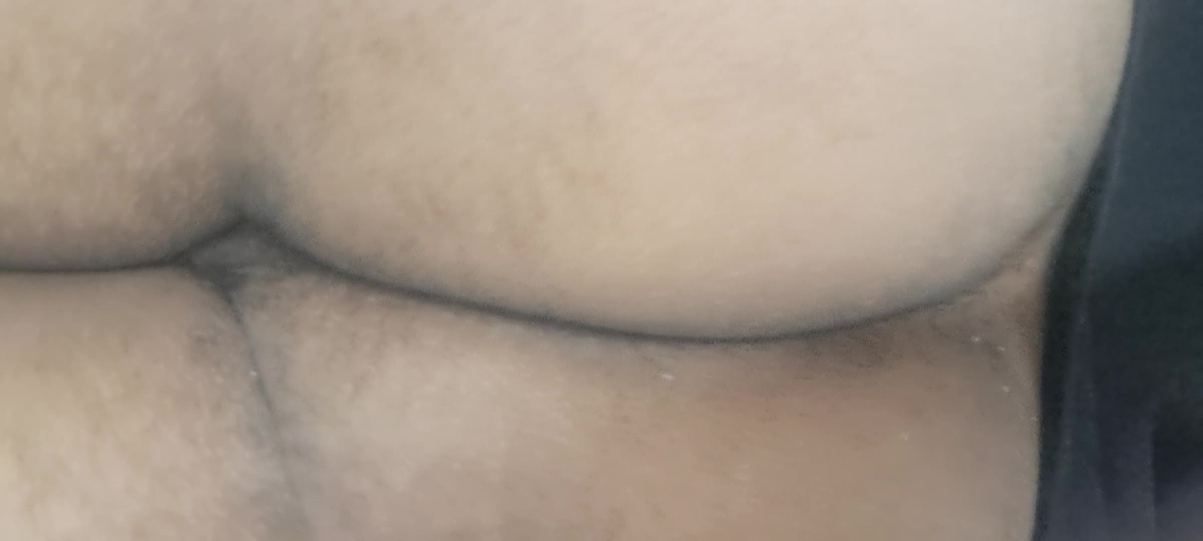Cena sensual de penetração vaginal e abertura íntima