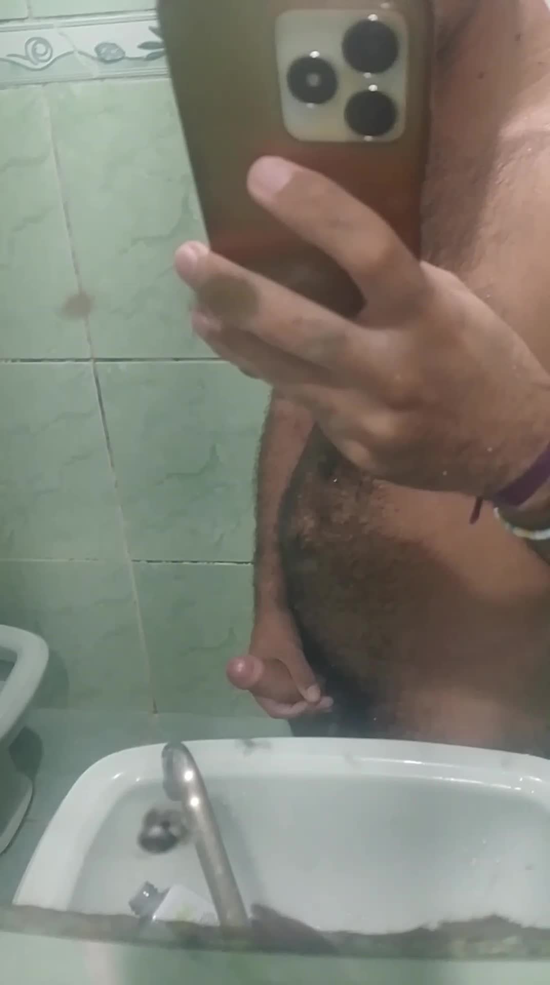 Masturbação e exibicionismo frente ao espelho