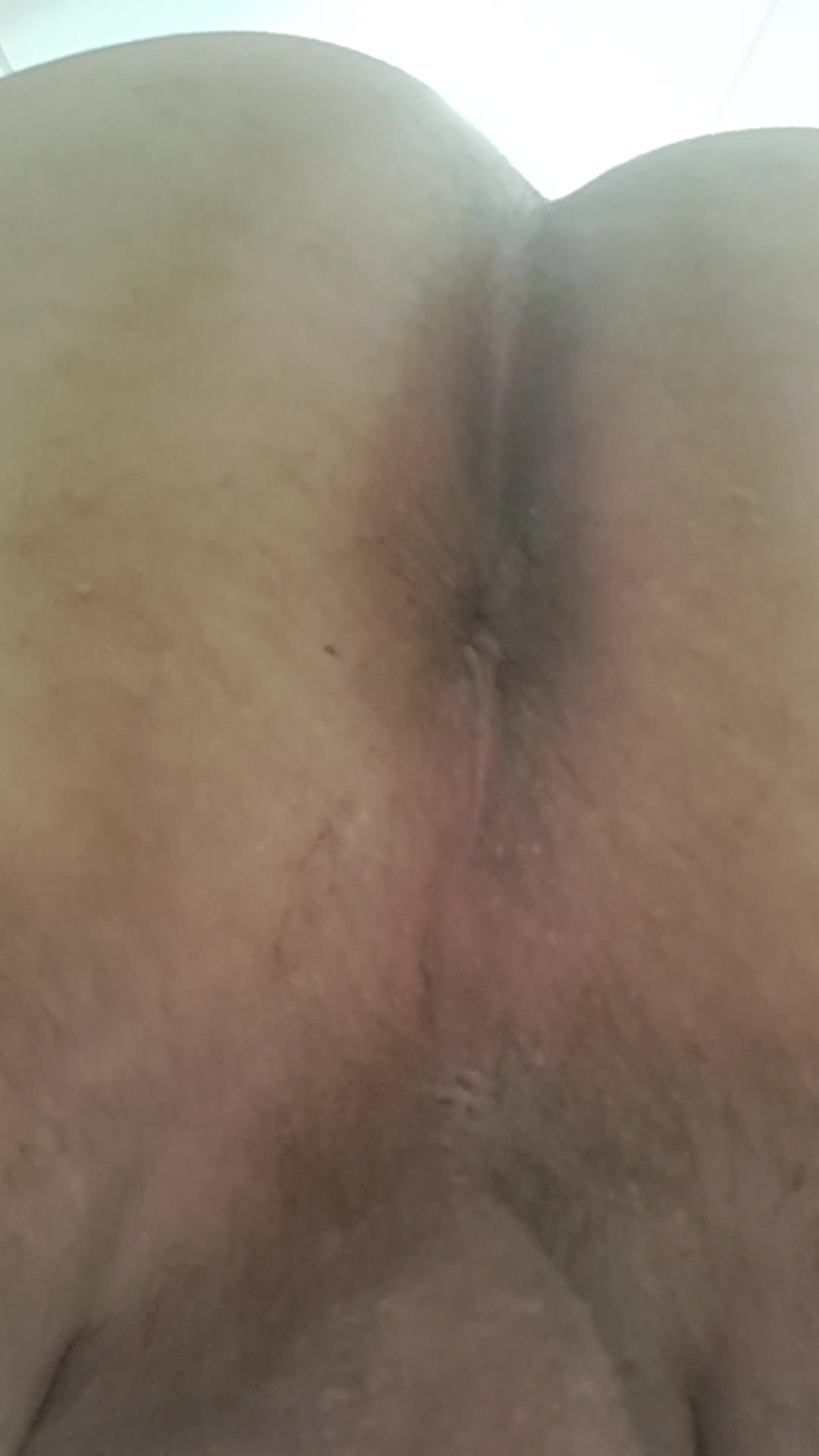 Homem exibindo bunda peluda em close-up anal, fetiches de bundas peludas e exibicionismo