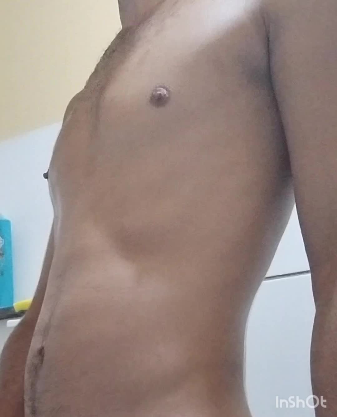 Corpo masculino sarado com piercing no mamilo