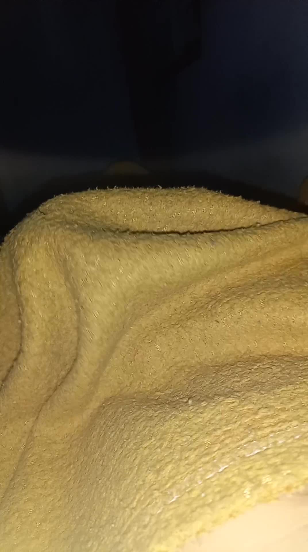 Masturbação sensual com toalha amarela