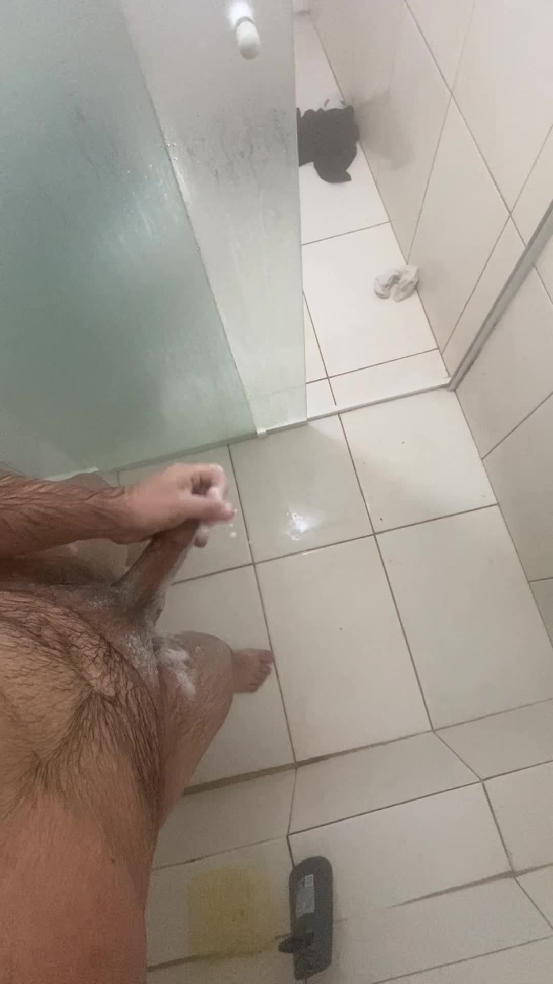 Peludo peludo no banho se masturbando com tesão