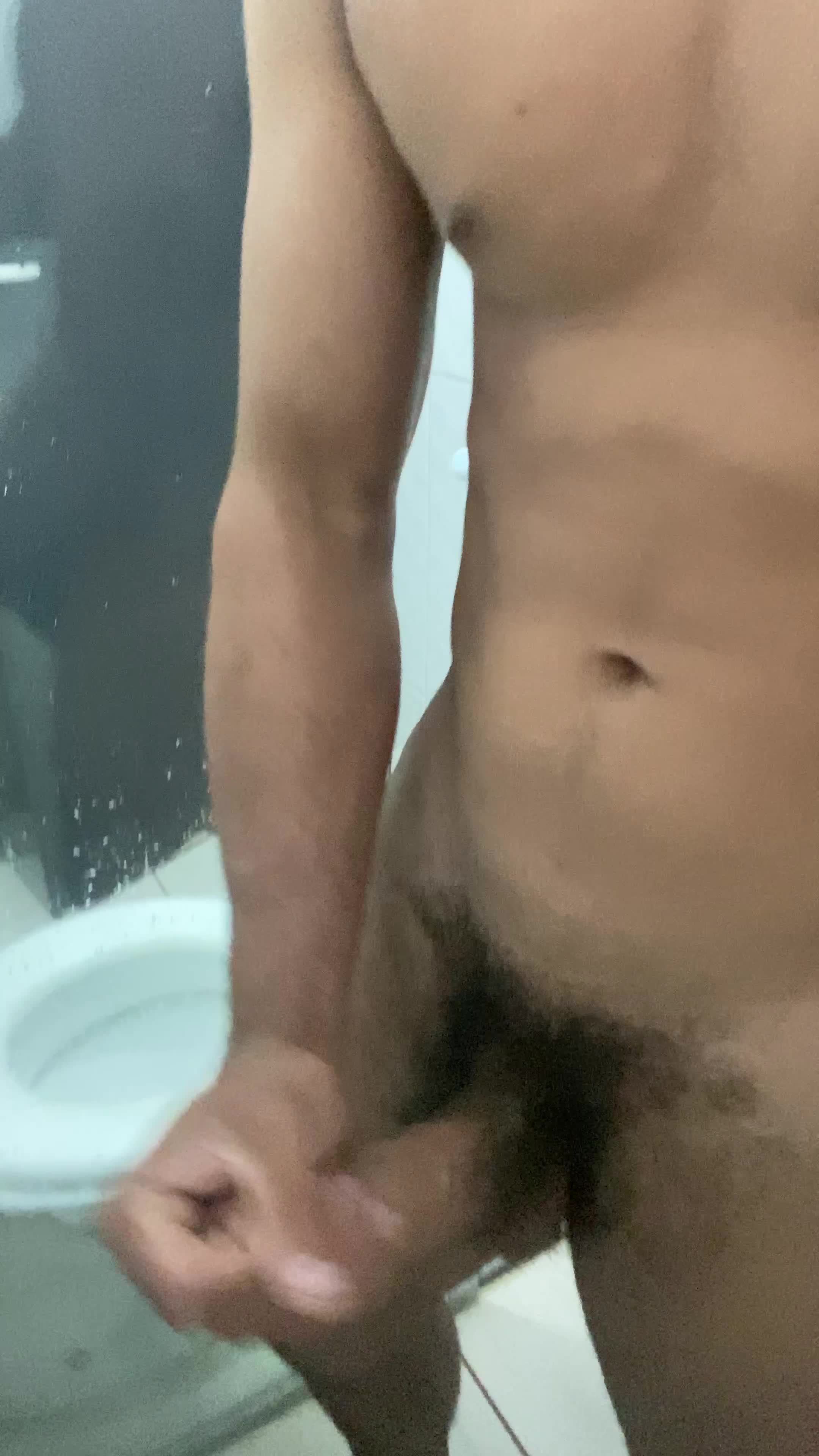 Masturbação sensual no banheiro