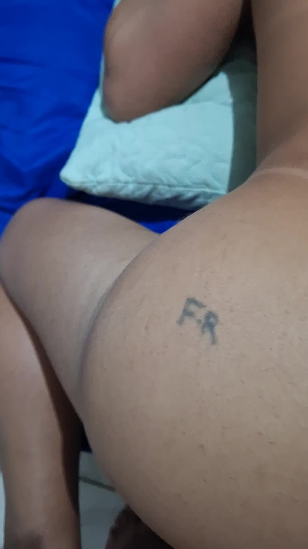 Mulher gostosa realizando oral com gemidos intensos