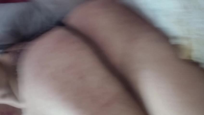 Gostosa rebolando de calcinha mostrando bunda