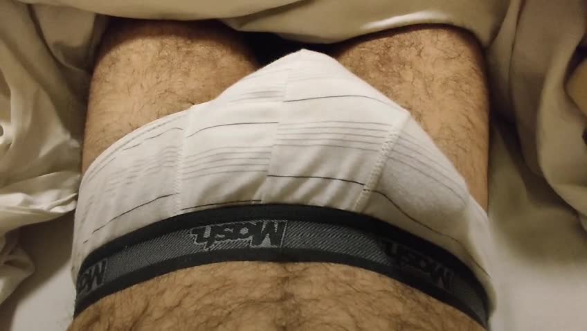 Masturbação, cueca apertada e homem peludo
