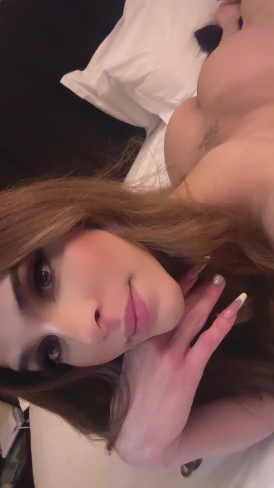 Delícia deitada na cama mostrando corpo e rosto