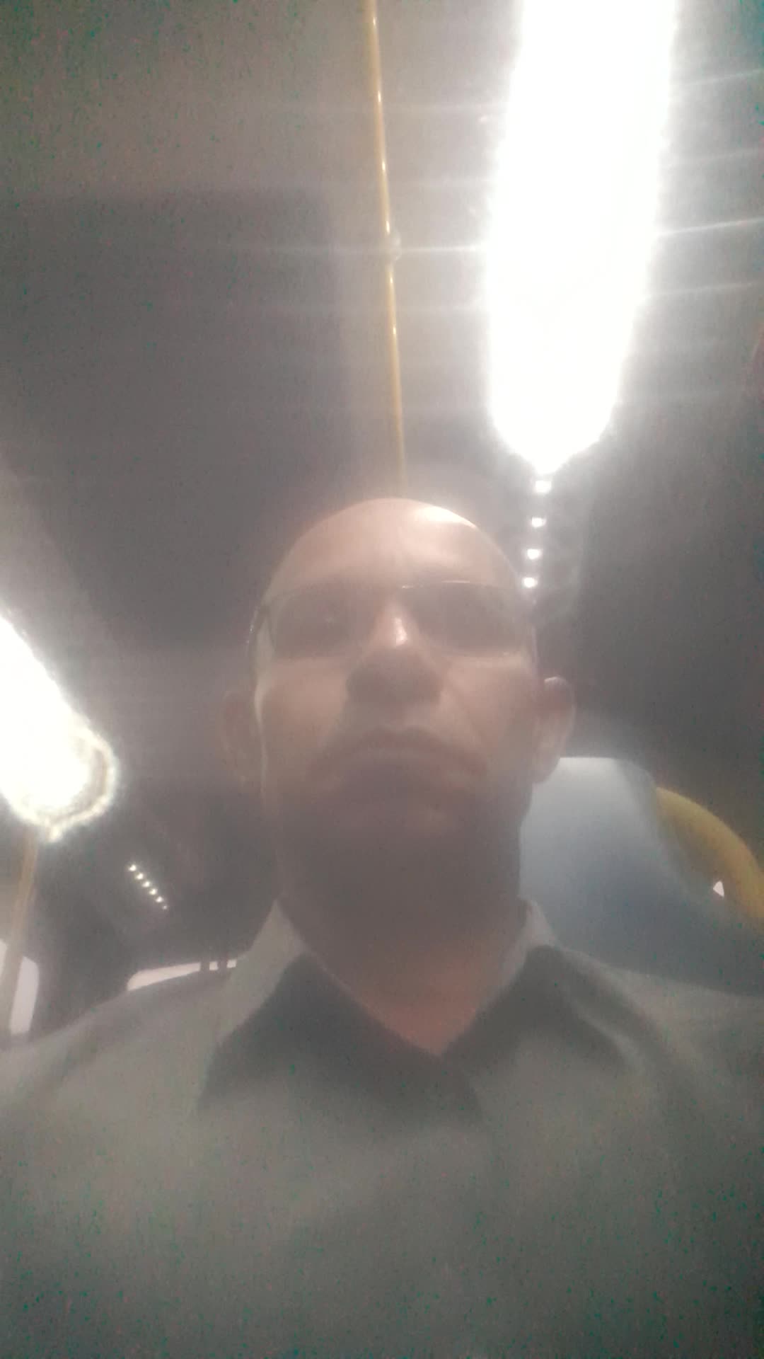 Homem sedutor de óculos no transporte público