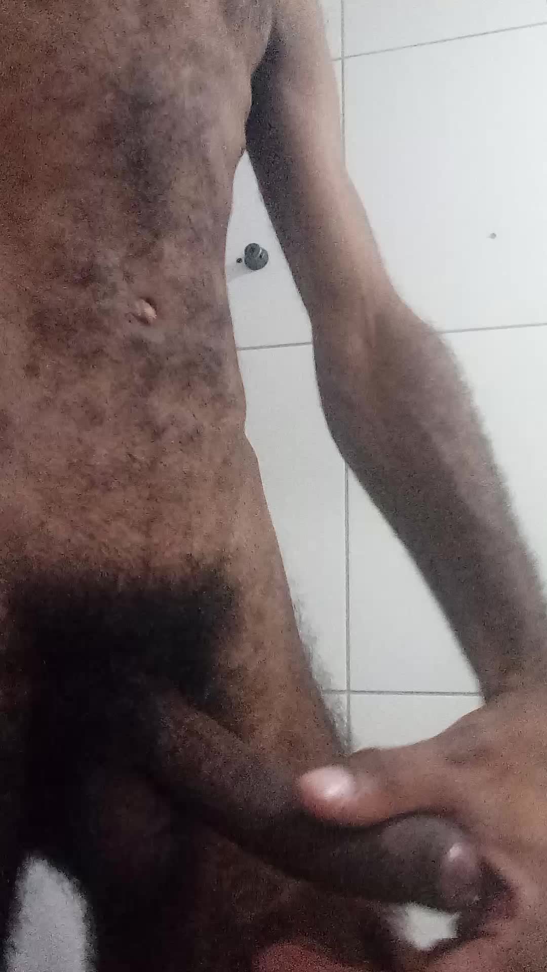 Masturbação, pênis e peludo no banho