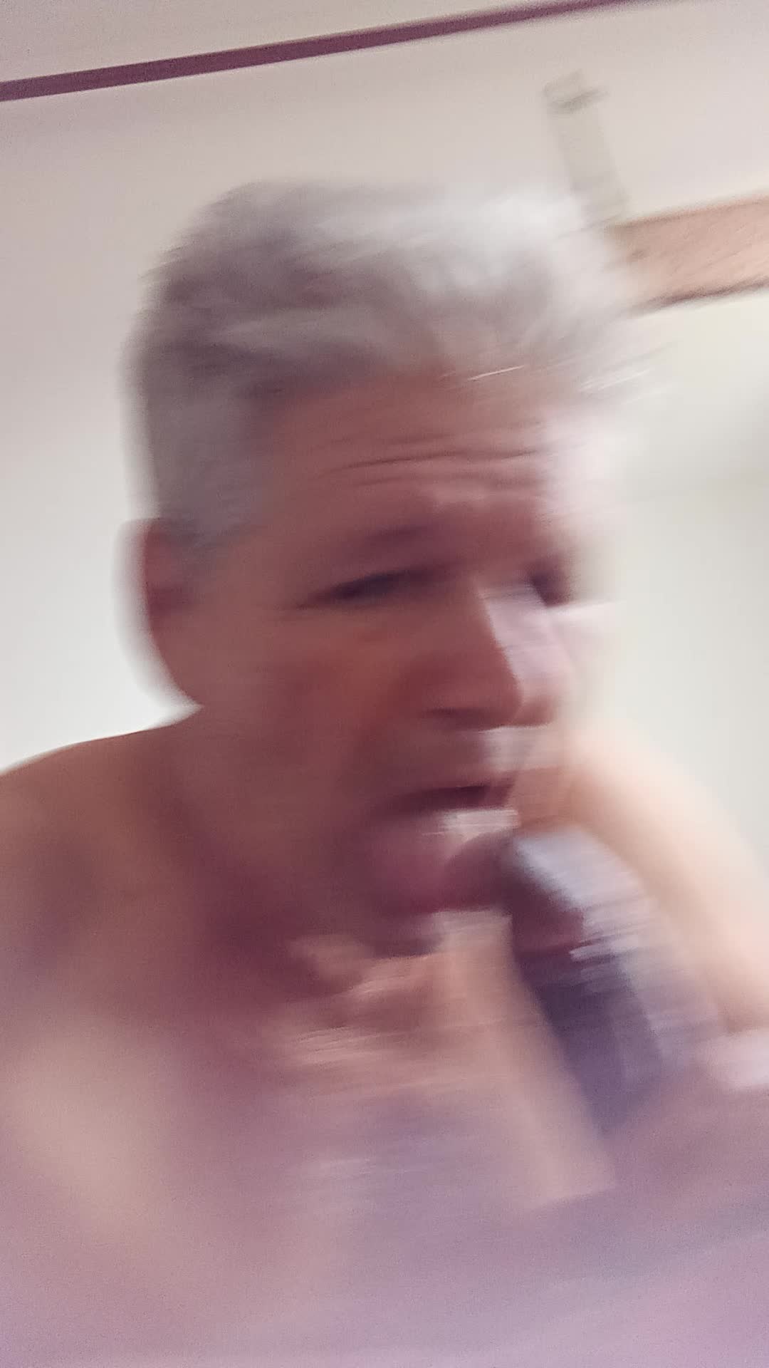 Homem gostoso realizando oral com tesão