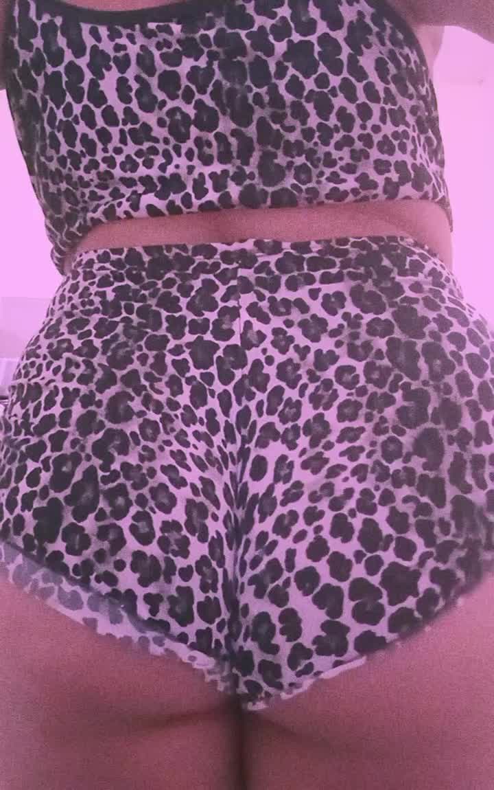Dança sensual com shorts de oncinha e bunda perfeita