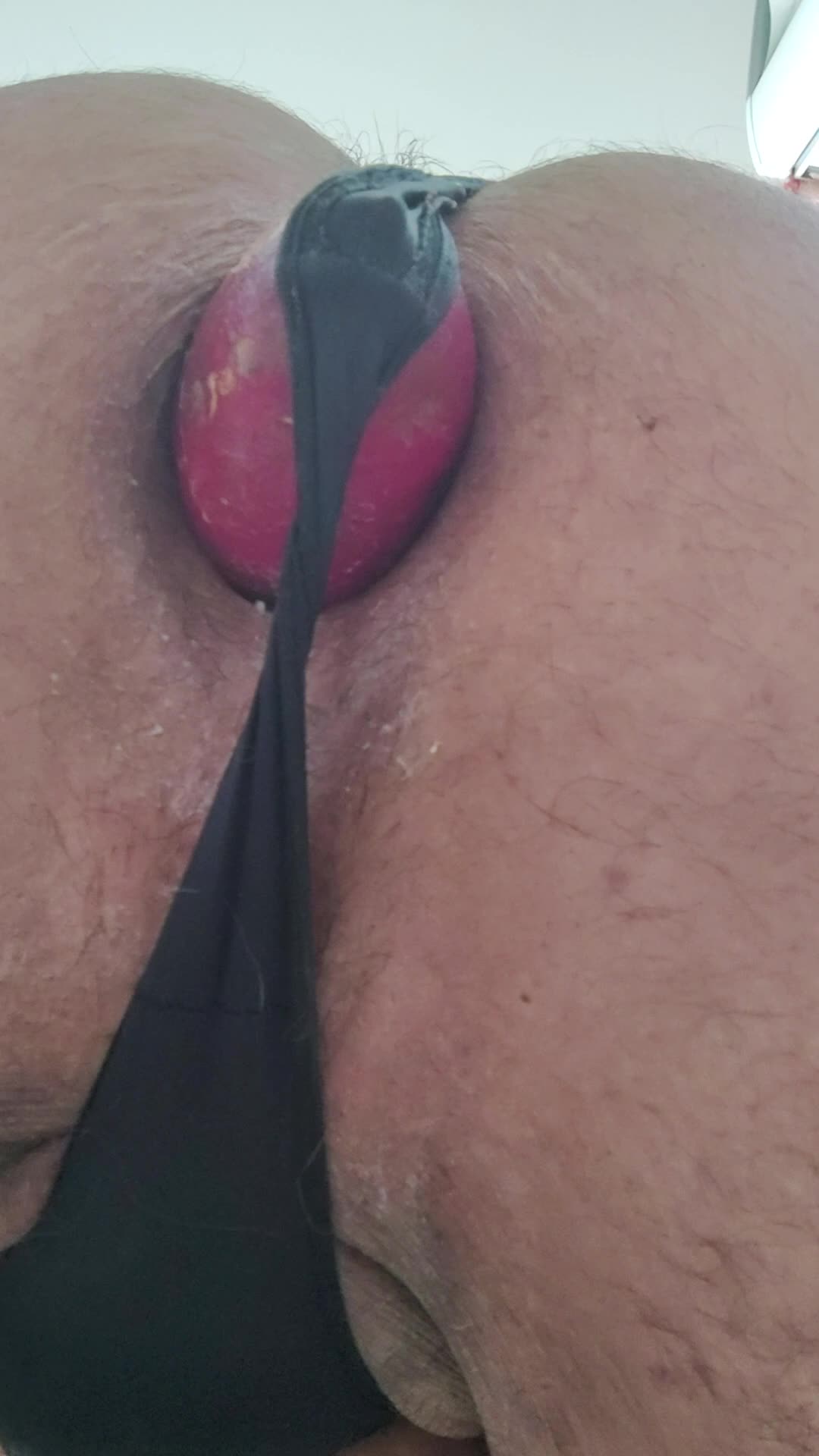Cena sensual com plug anal rosa removido