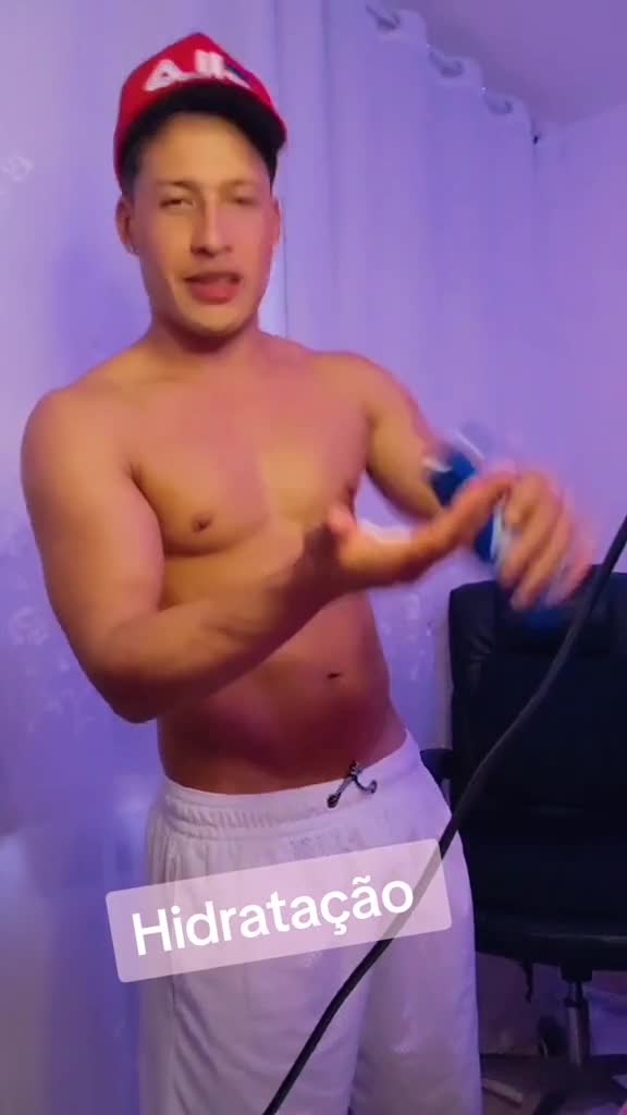 Exibicionismo com creme em corpo sarado