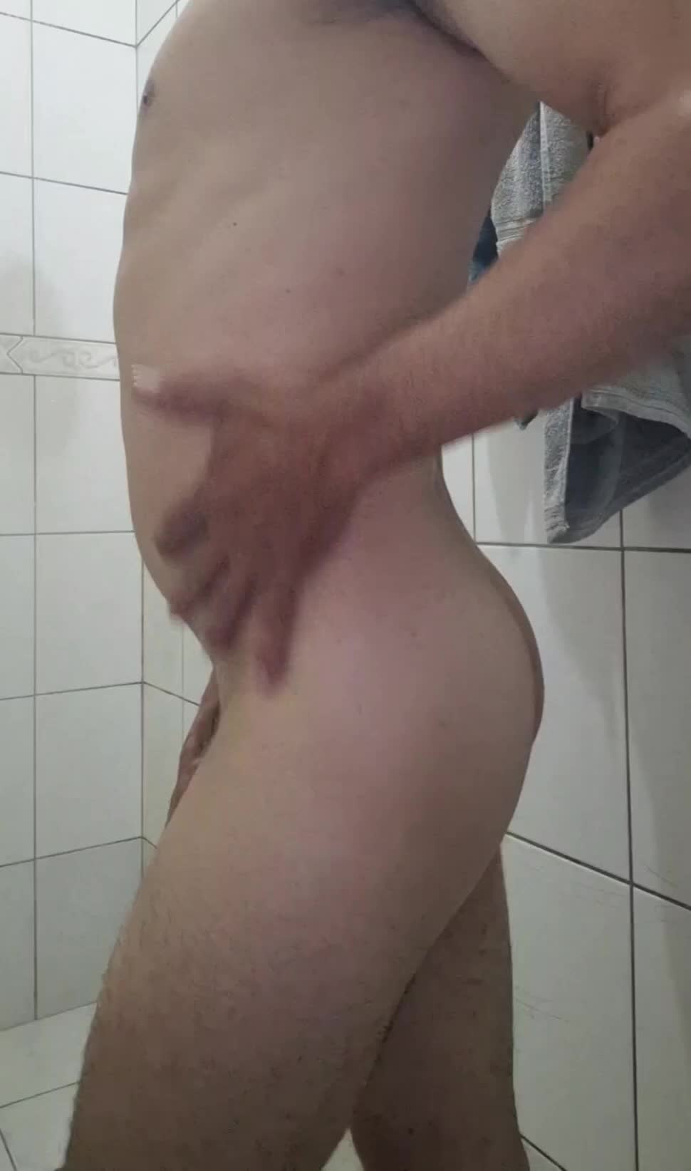 Masturbação e exibicionismo sob o chuveiro