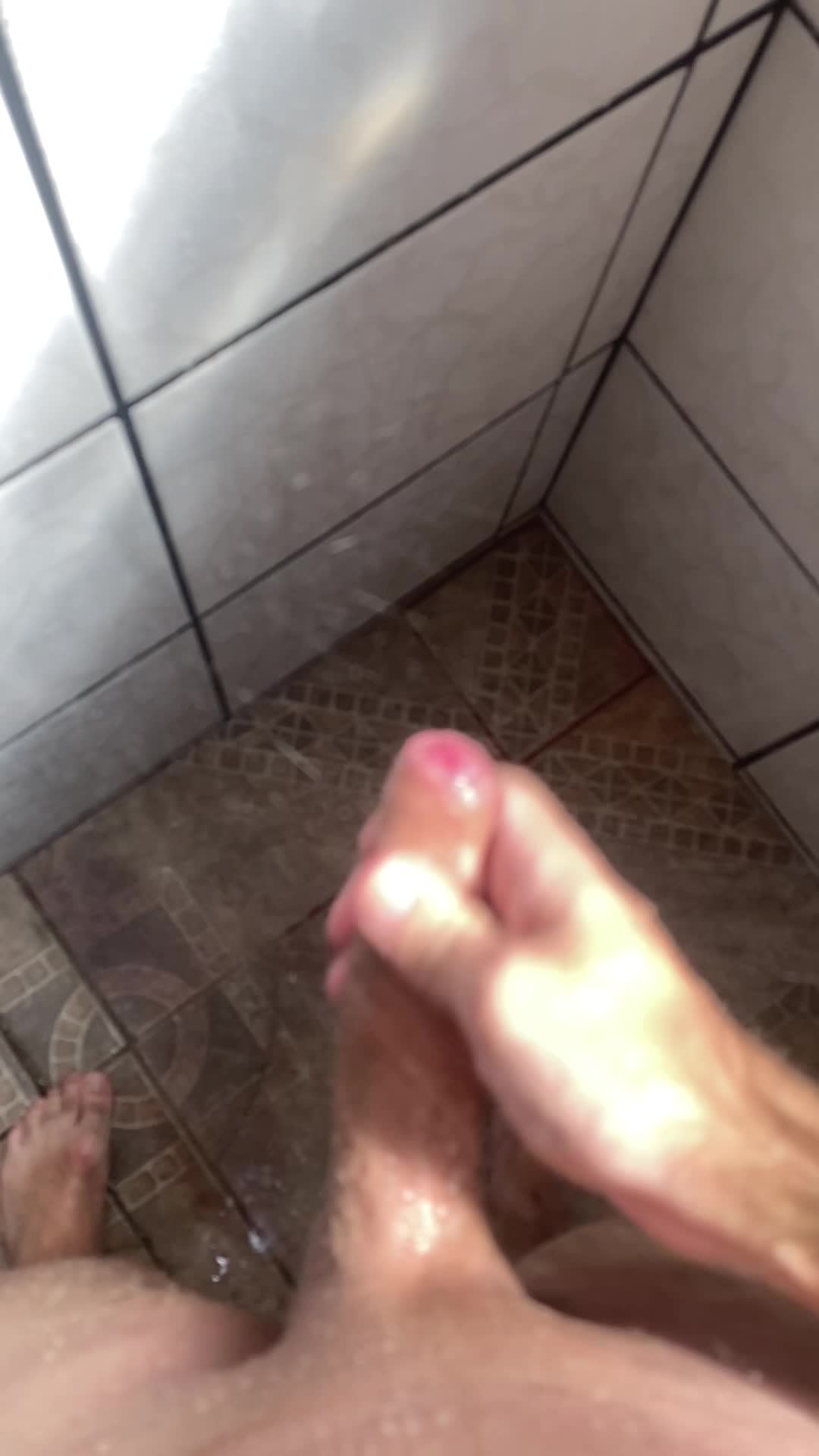 Masturbação e gozo no chuveiro