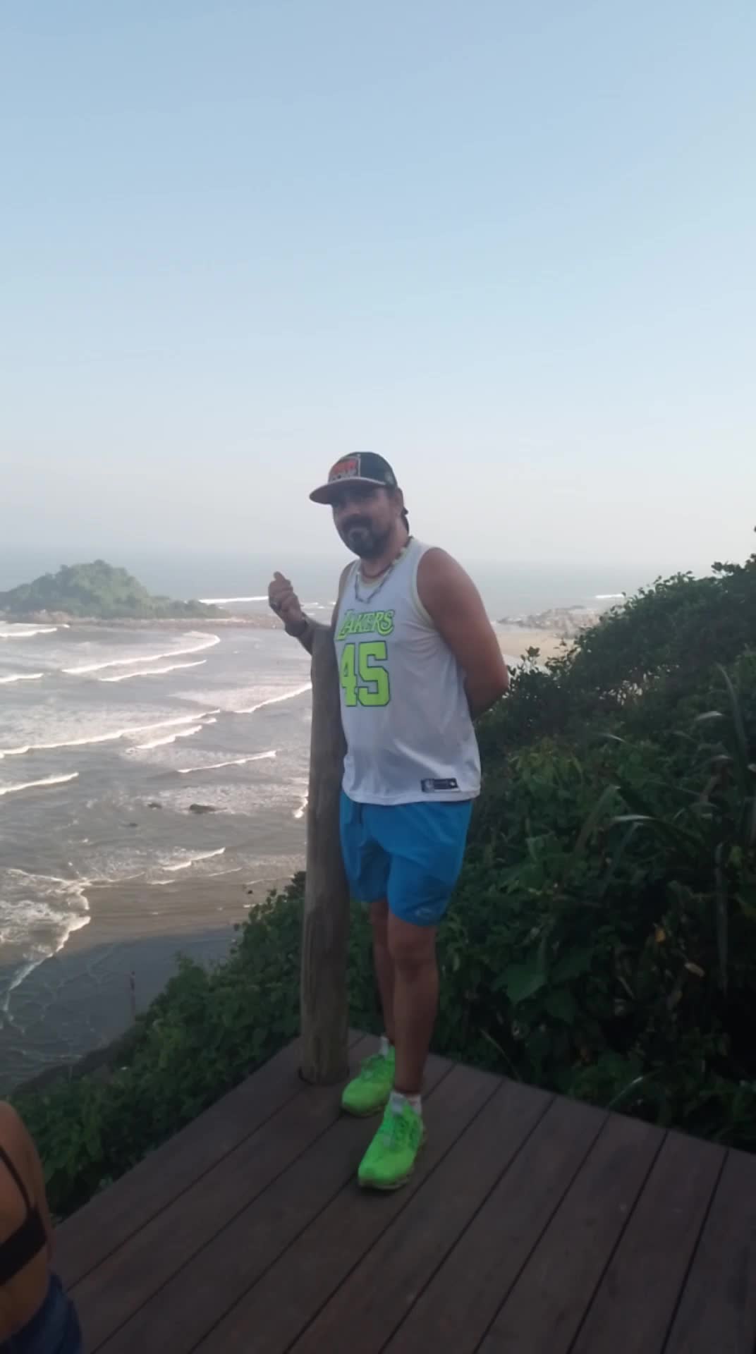 Homem contemplando o mar com fetiche voyeurismo