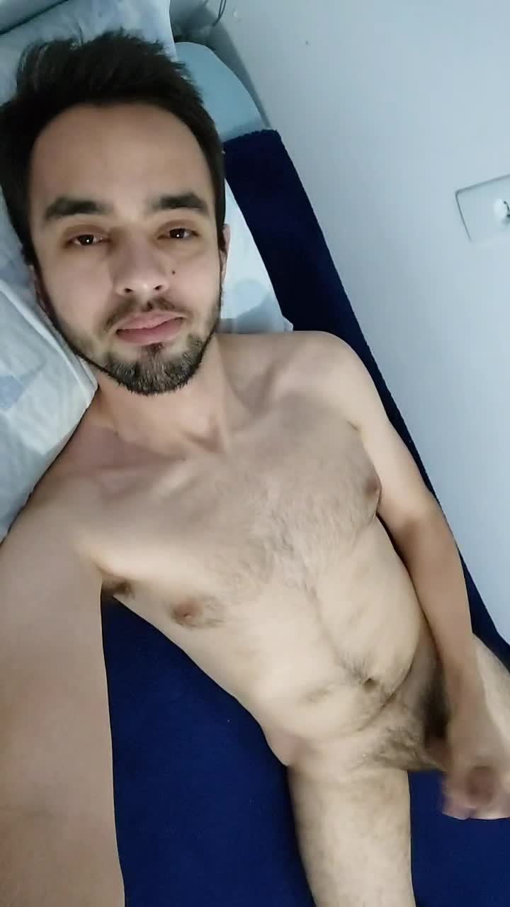 Masturbação de homem peludo com barba