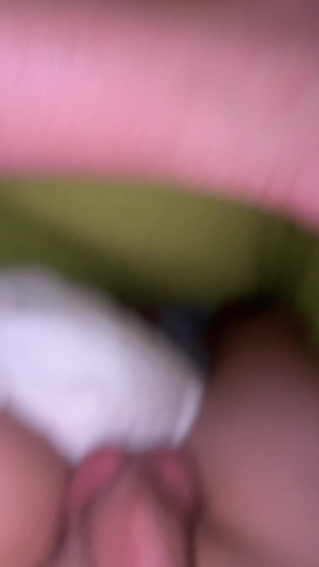 Masturbação masculina sensual com close nas mãos e pênis