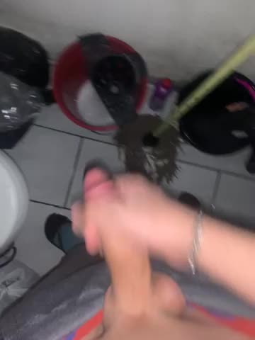 Masturbação sensual com close no pênis