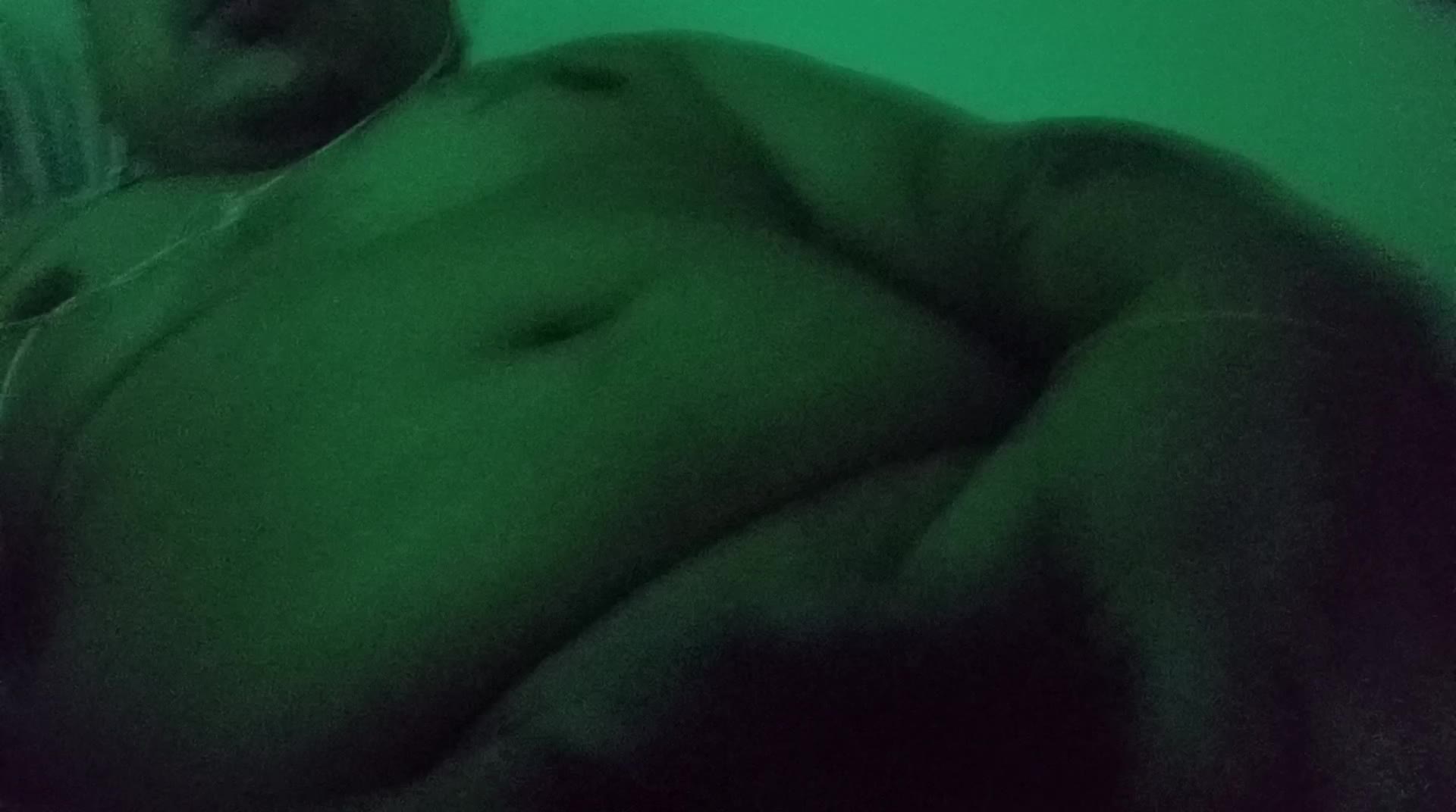 Masturbação e tesão com luz verde