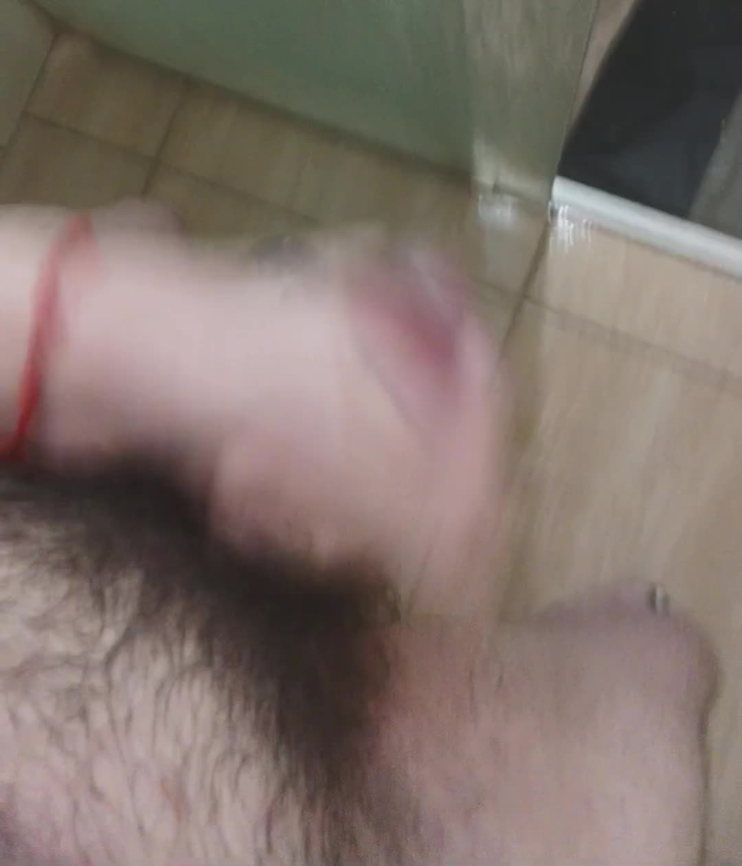 Masturbação peluda e tesão no banho