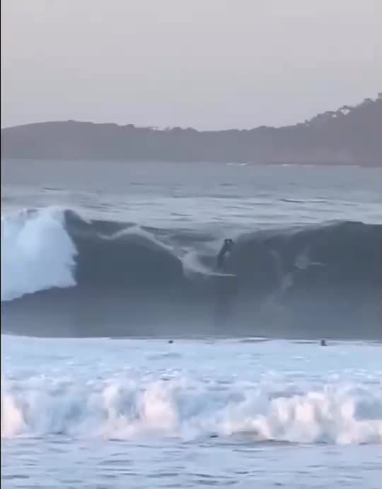 Surfista nu em performance esportiva e body positive
