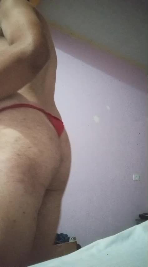 Bunda em fio dental vermelho, mostrando o traseiro, fetiche de bunda e fio dental