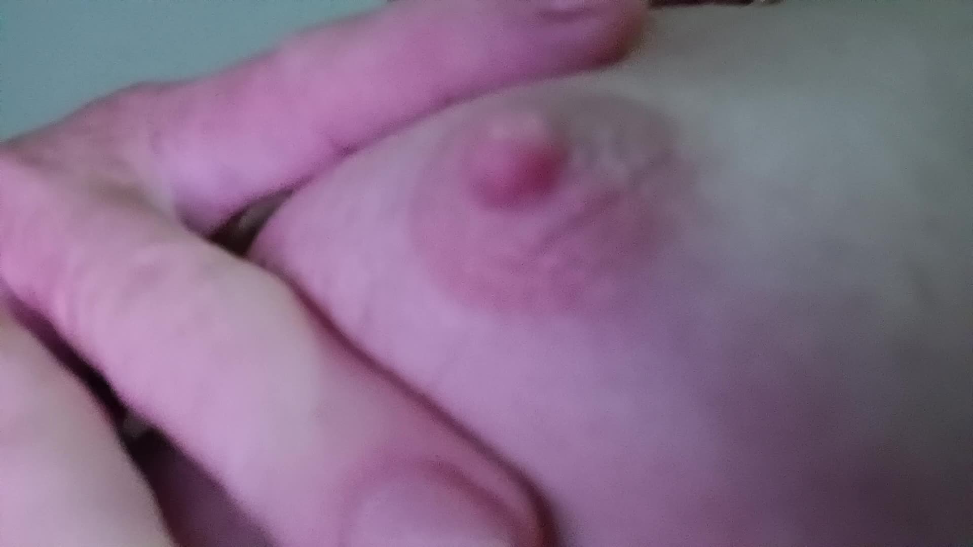 Mamilos e peitos sensuais sendo acariciados