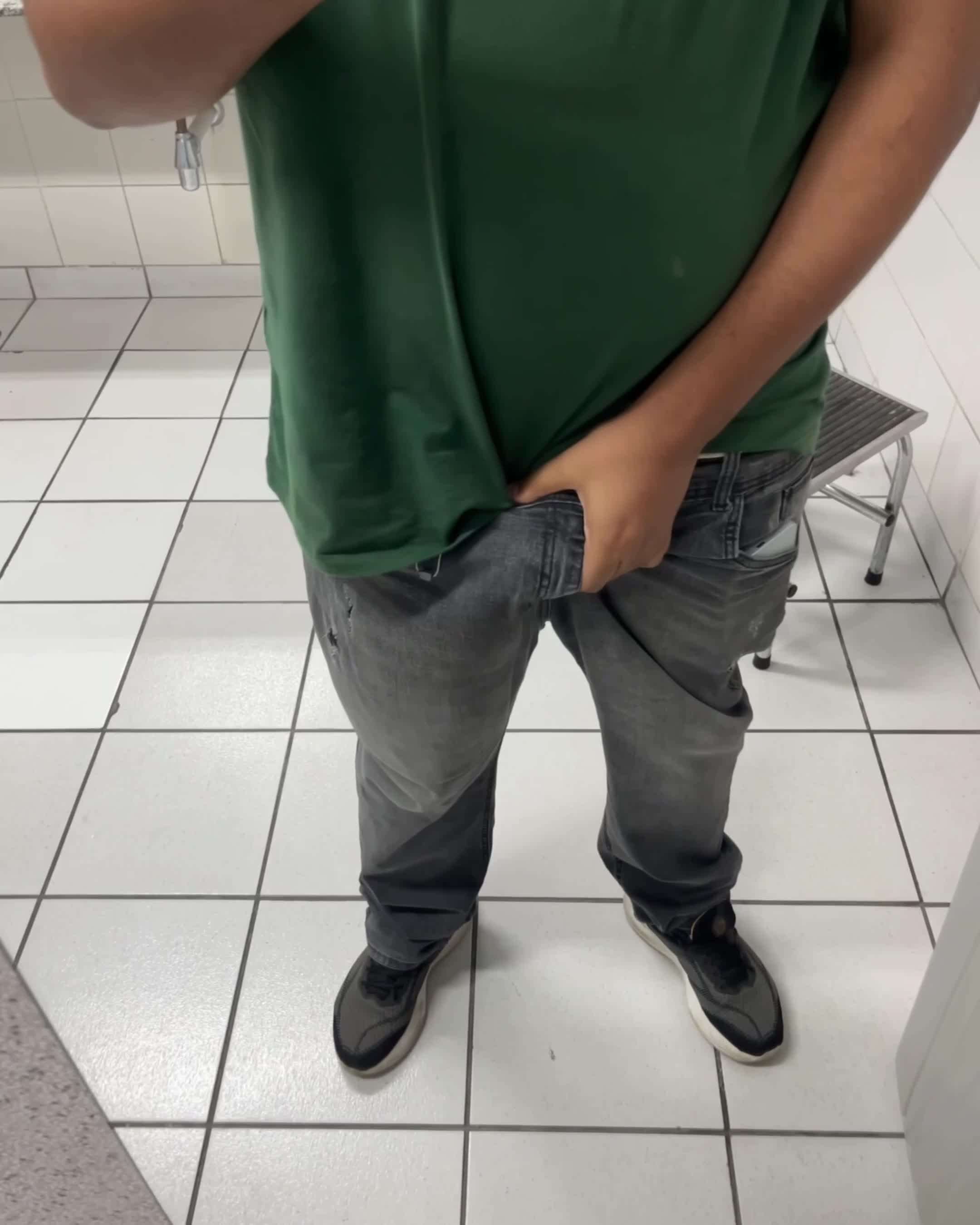 Masturbação masculina com foco em pênis e calças