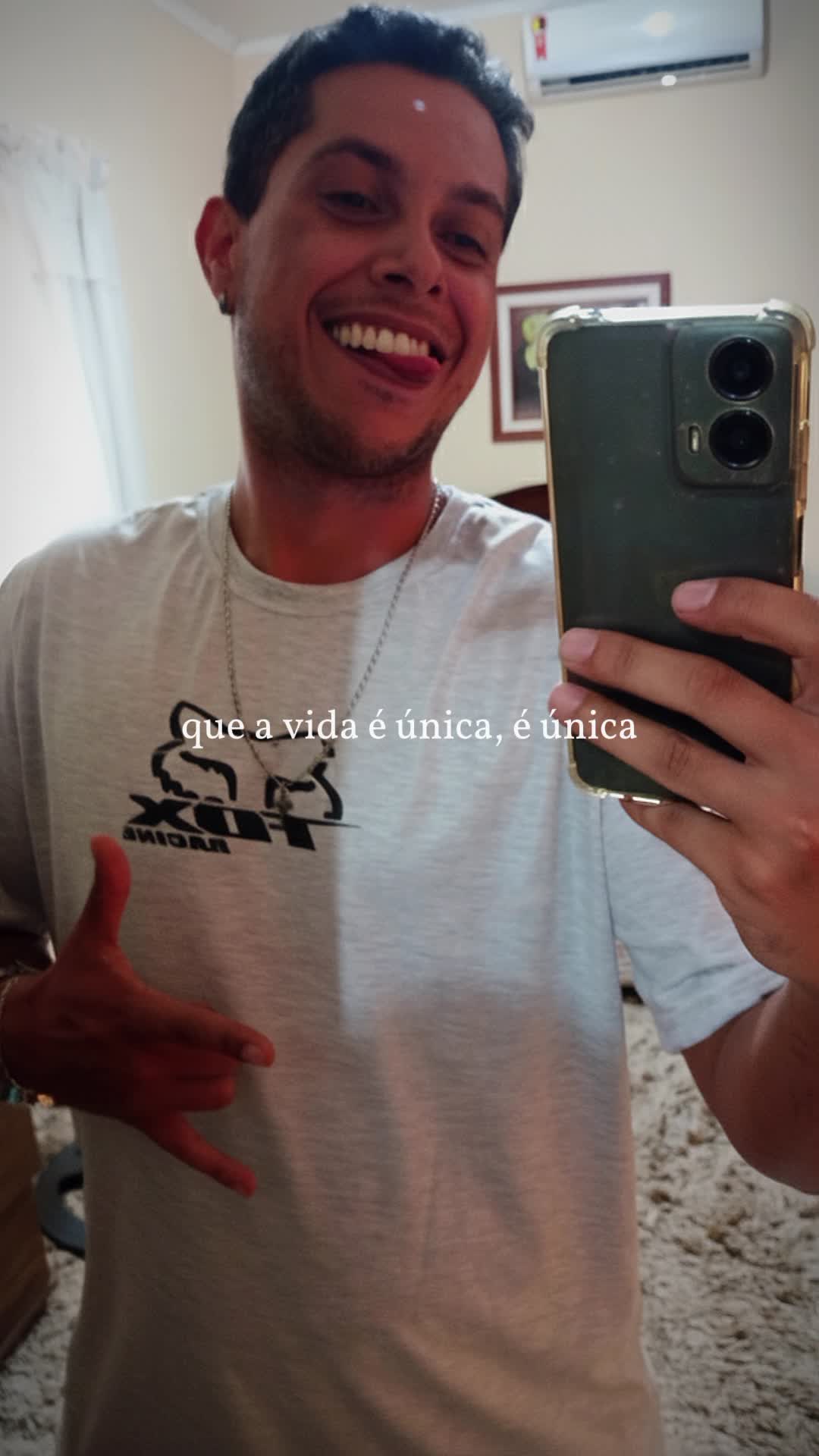 Homem jovem fazendo selfie alegre