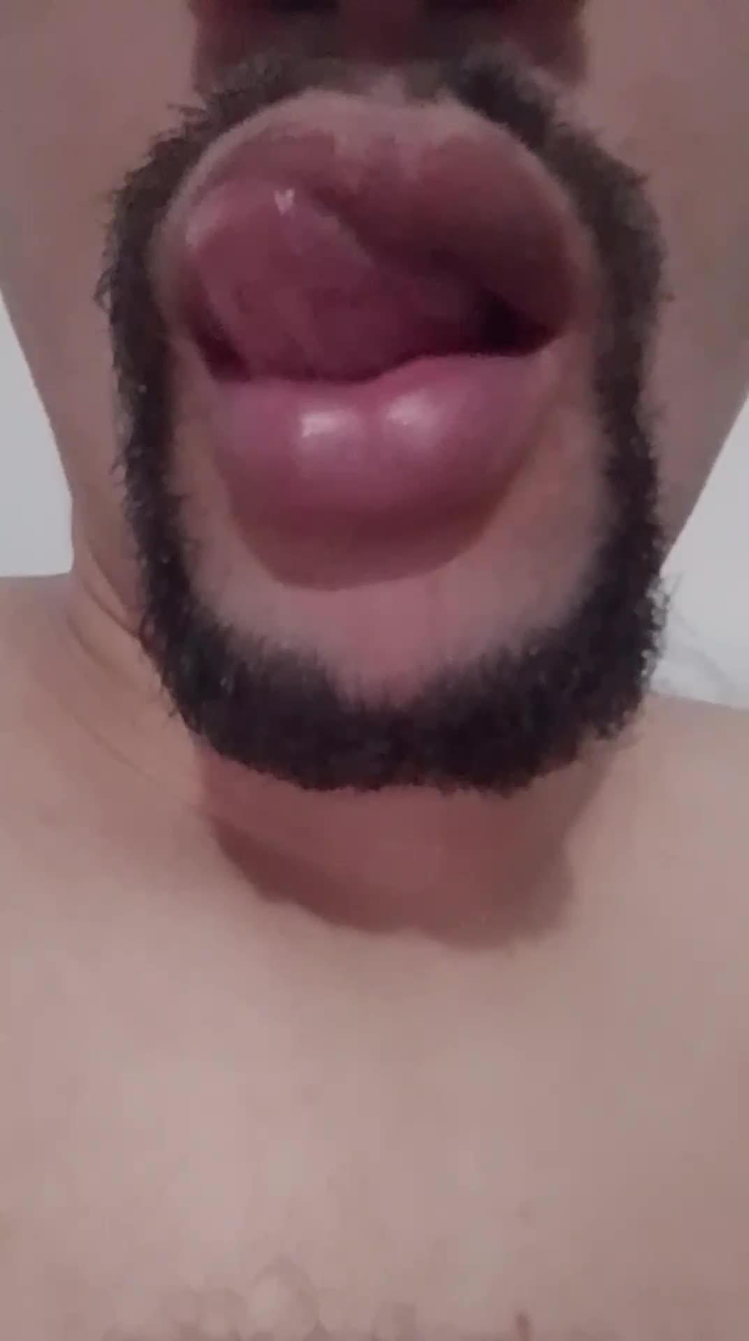 Close sensual de lábios carnudos e língua sedutora, masturbação e sexo oral