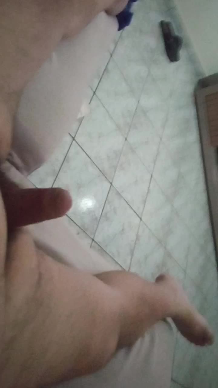 Masturbação e gozo do gordinho gostoso